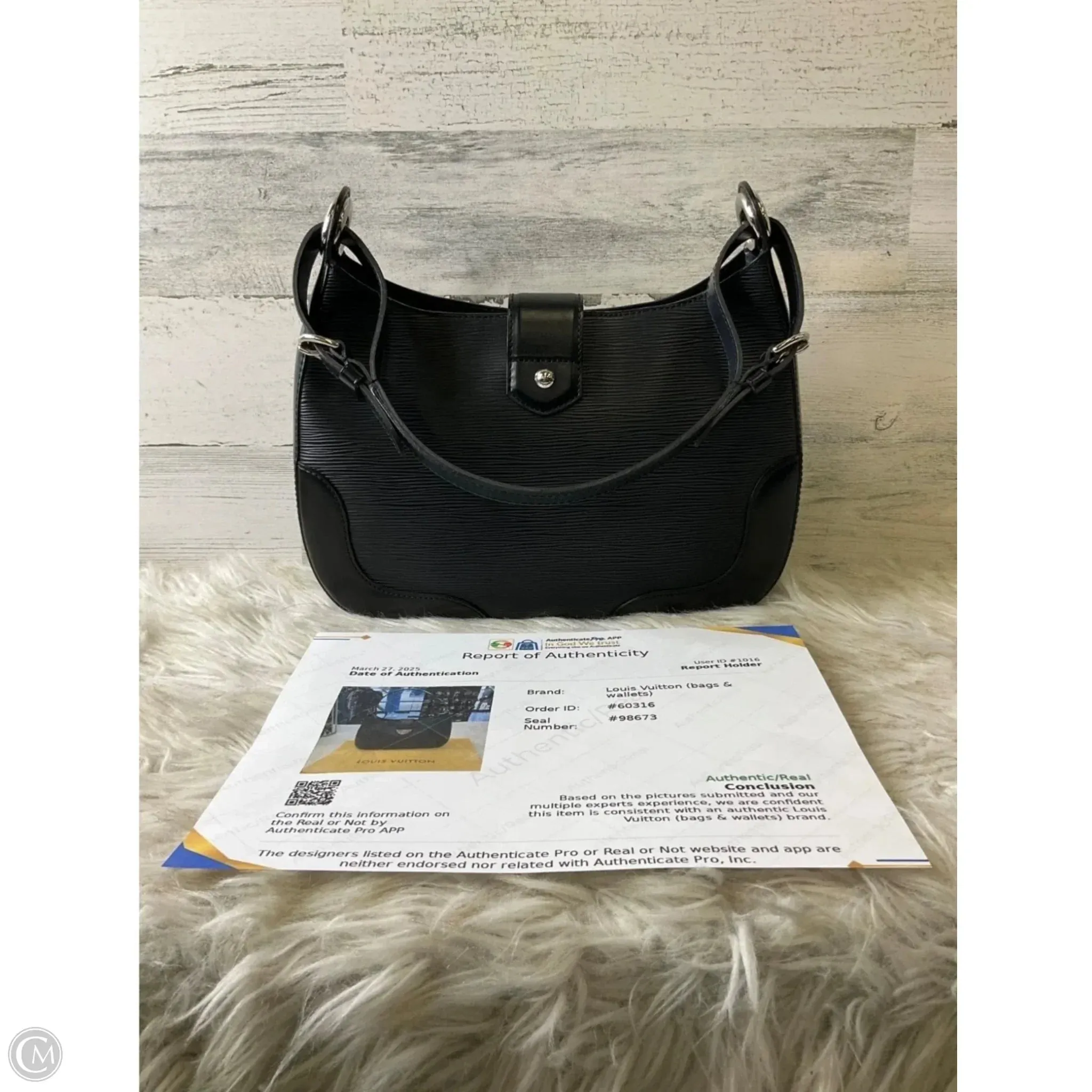 Handbag Luxury Designer By Louis Vuitton, Size: Medium